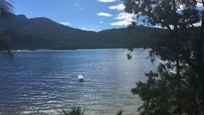 Plage privée, sable blanc, chaises longues, serviettes de plage