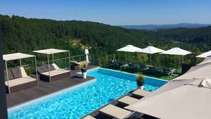 2 piscines extérieures, parasols de plage, chaises longues