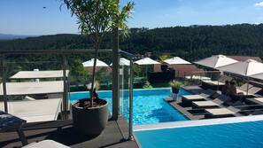 2 piscines extérieures, parasols de plage, chaises longues