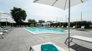 Piscina stagionale all'aperto, ombrelloni da piscina, lettini