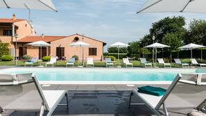 Piscina stagionale all'aperto, ombrelloni da piscina, lettini
