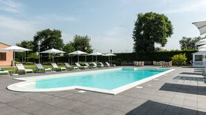 Piscina stagionale all'aperto, ombrelloni da piscina, lettini