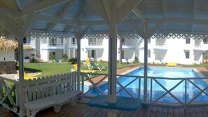 Una piscina al aire libre (de 9:00 a 19:00), sombrillas, tumbonas