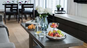 Frette Italian sheets, premium bedding, down duvet, free minibar