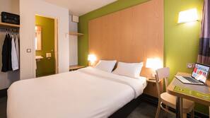 Luxe beddengoed, donzen dekbedden, een bureau, verduisterende gordijnen