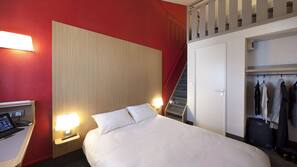 Luxe beddengoed, donzen dekbedden, een bureau, verduisterende gordijnen