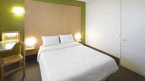 Luxe beddengoed, donzen dekbedden, een bureau, verduisterende gordijnen