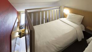 Luxe beddengoed, donzen dekbedden, een bureau, verduisterende gordijnen