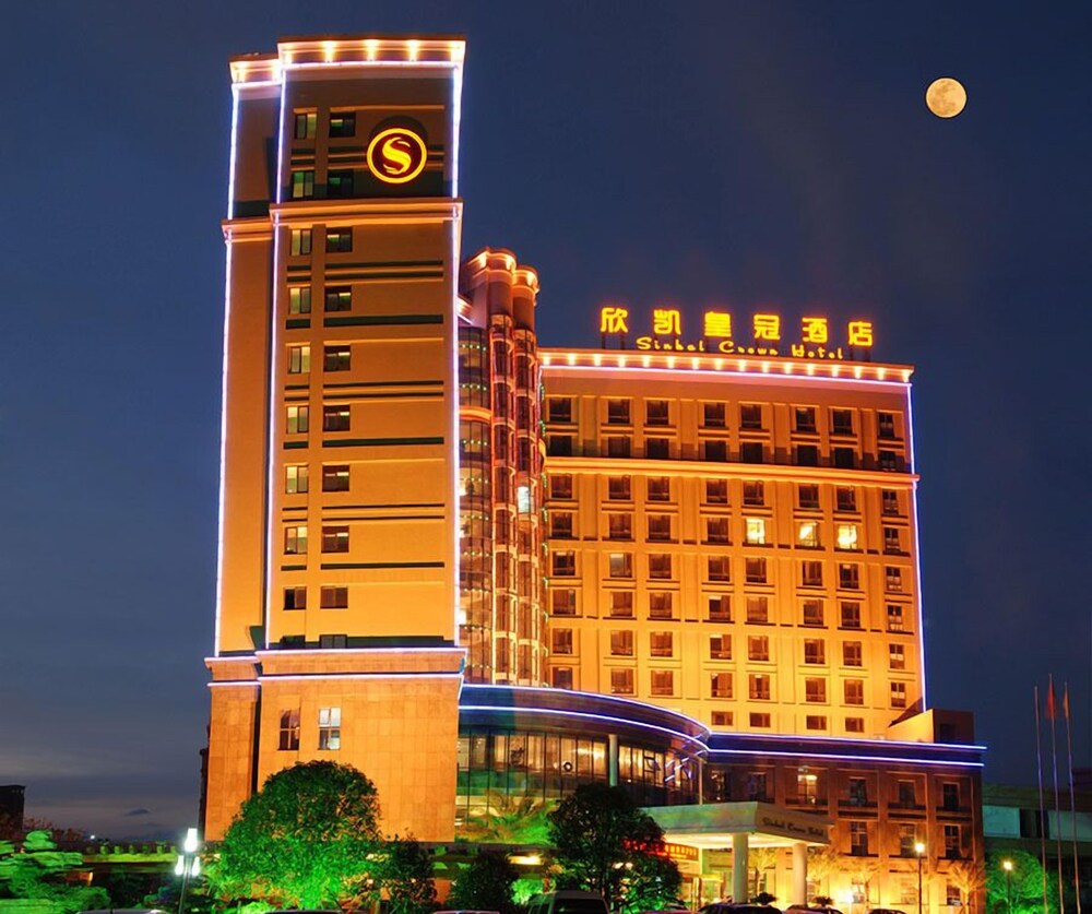 酒店正门 - 夜景