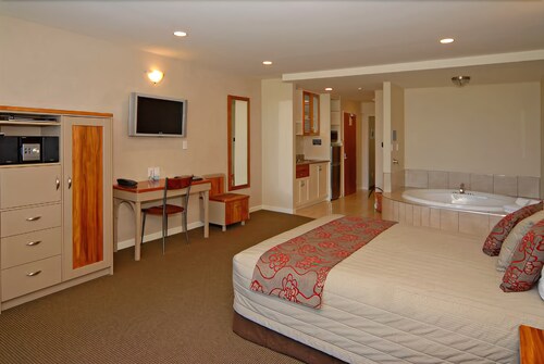 Pebble Beach Motor Inn 2018 Room Prices 125 Deals Reviews Expedia Balcony View Featured Image Guestroom