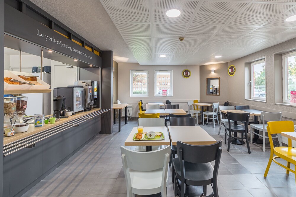 Breakfast area, B&B Hotel Lille Lezennes Stade Pierre Mauroy