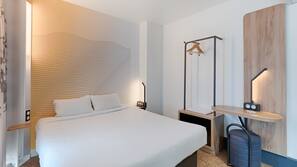 Hochwertige Bettwaren, Schreibtisch, schallisolierte Zimmer
