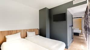 Hochwertige Bettwaren, Schreibtisch, schallisolierte Zimmer
