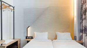 Hochwertige Bettwaren, Schreibtisch, schallisolierte Zimmer