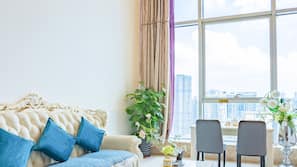 In-room safe, soundproofing, iron/ironing board, free WiFi