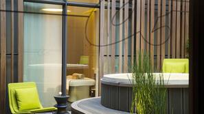 Outdoor spa bath