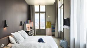 Premium bedding, in-room safe, desk, free WiFi