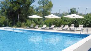Una piscina al aire libre de temporada