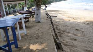 Plage, parasols