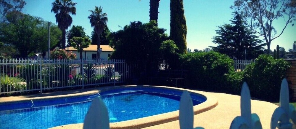 Outdoor pool, Lakeview Motel