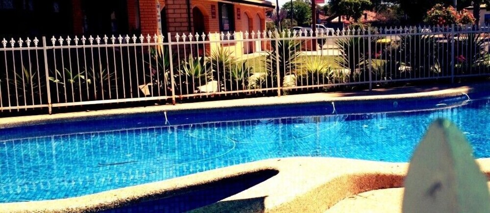 Outdoor pool, Lakeview Motel