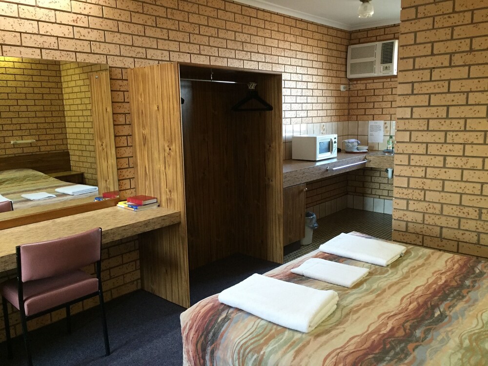 Room, Lakeview Motel