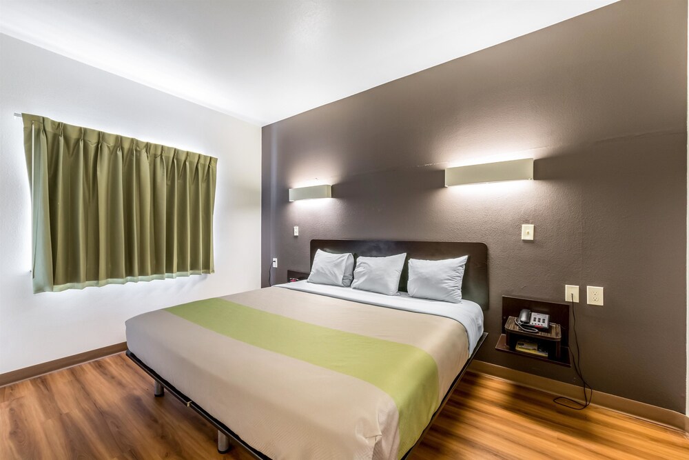 Super 8 by Wyndham Kenedy in Kenedy Best Rates & Deals on Orbitz