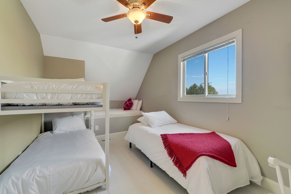 2 miles to Boyne Mountain Sleeps 12 Guests Bunk Room Boyne Falls