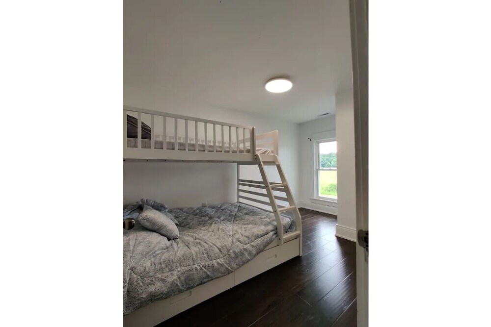 Cheerful 4bedroom cottage with free parking Fort Erie Vrbo