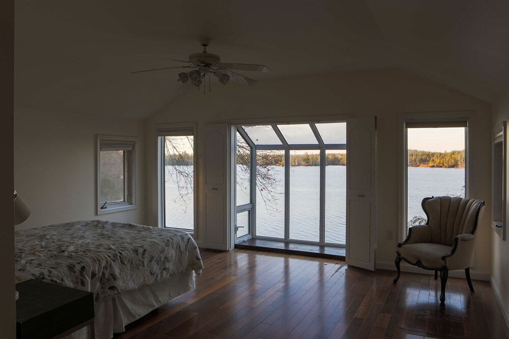 Lake side house Mount Uniacke Vrbo