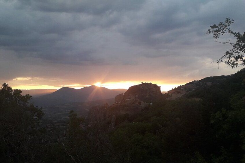 Paisaje montañoso con un atardecer. 3