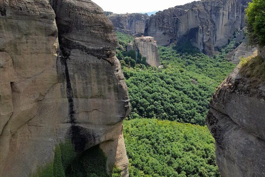 Un cañón con riscos escarpados y vegetación verde densa. 3