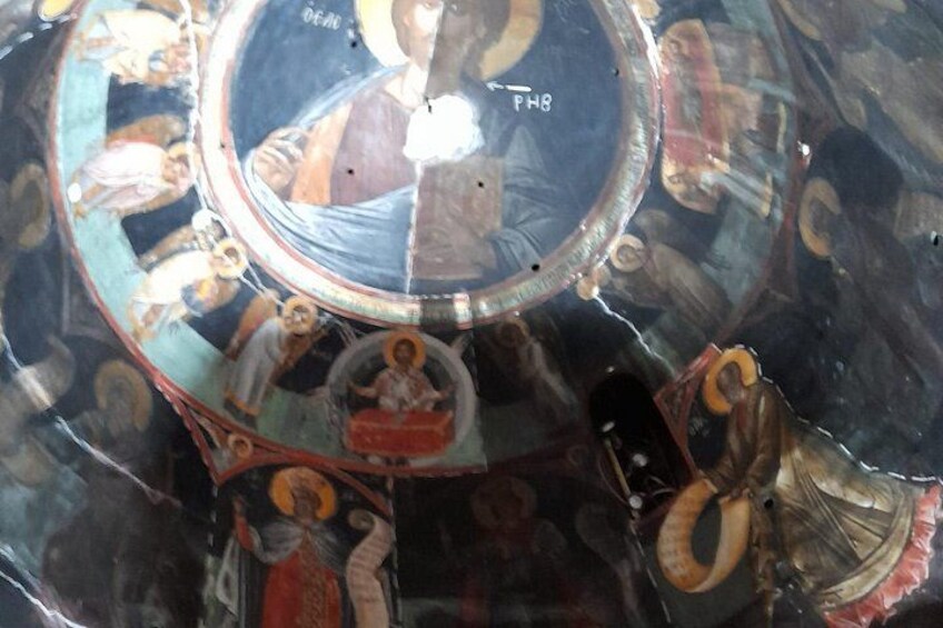 Un techo abovedado con imaginería religiosa e inscripciones. 2