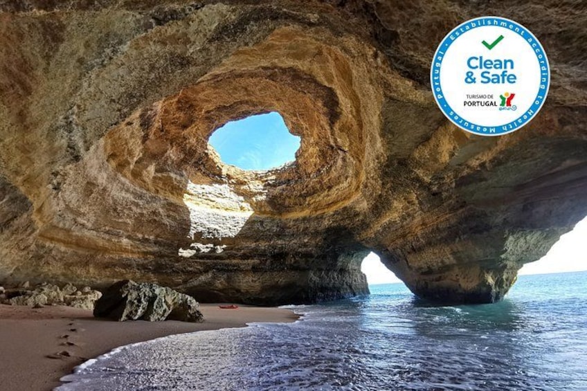 Eine natürliche Felsformation mit einer Höhle, einem Strand und dem Meer. 3