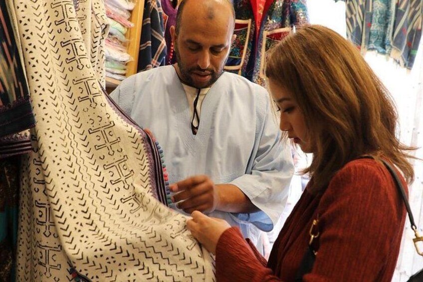 Une personne examine un tissu à motifs dans un magasin. 2