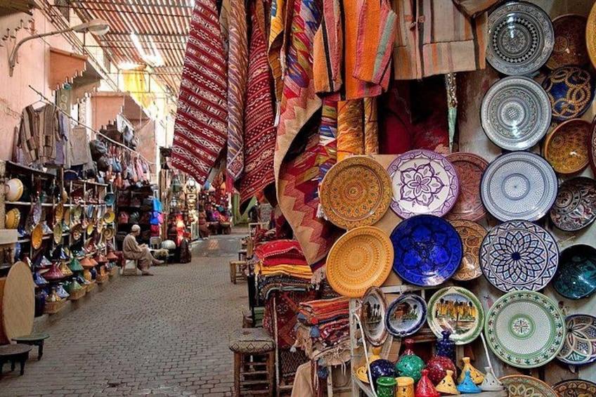 Un mercado animado con textiles coloridos y platos de diseño intrincado. 3
