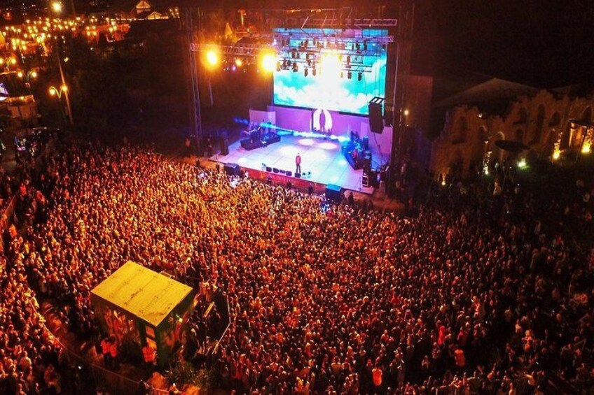 The concert and event stage, which has the biggest outdoor led screen in Turkey and a capacity of 10.000 people, is awaiting you at ISFANBUL Show Centre! 3
