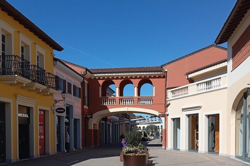 Serravalle Outlet shopping, private tour from Milan, by car. 3