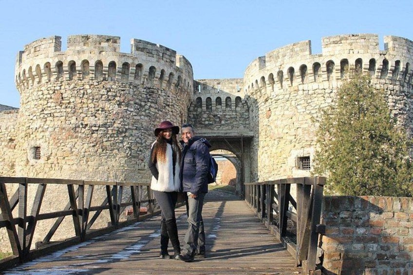 Un castillo de piedra con un puente de madera que conduce a su entrada. 1