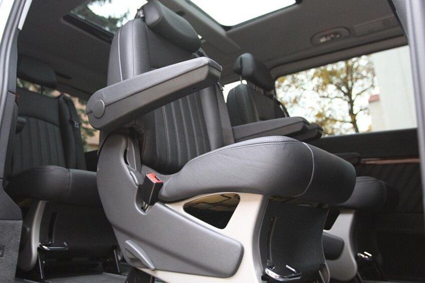 Interior of the Viano - captain seats, panorama roof, electric door 2