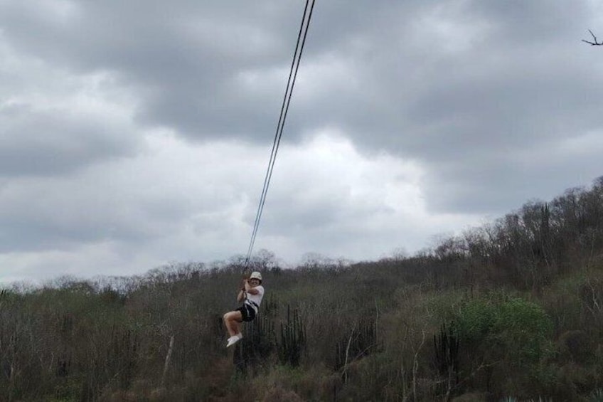 Iemand roetsjt over een grasrijke omgeving onder een bewolkte lucht. 3