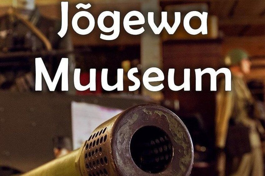 Una exhibición de museo con un objeto metálico grande y oxidado en primer plano. 3