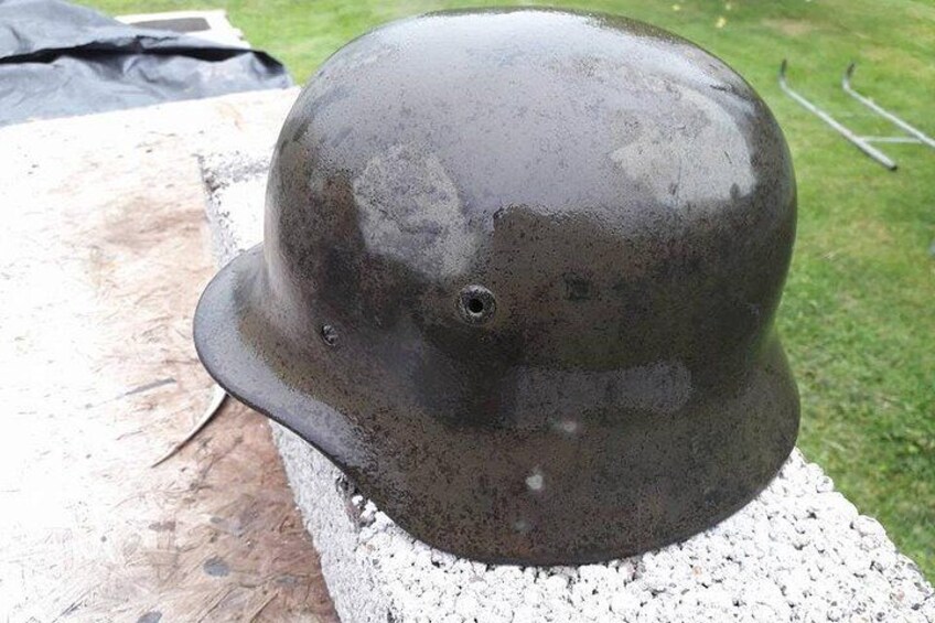 Un casco sobre un bloque de concreto al aire libre. 2