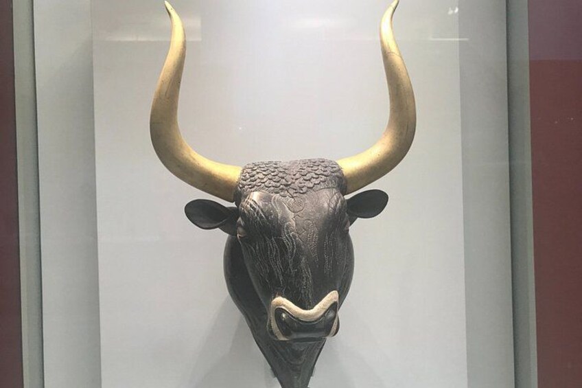 Escultura de cabeza de toro con grandes cuernos. 3