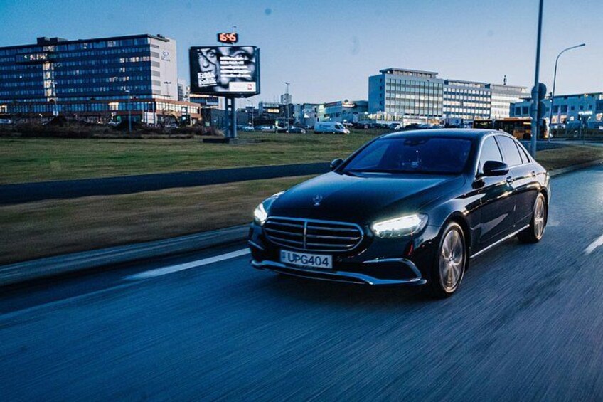 En svart bil med registreringsnummer UPG404 kör på en motorväg. 2