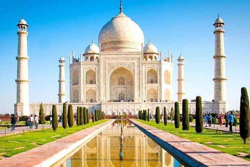 Taj Mahal med fire minareter, en central kuppel og et spejlbassin. 4