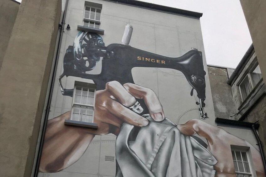 Un mural con una máquina de coser y la palabra 'SINGER'. 3