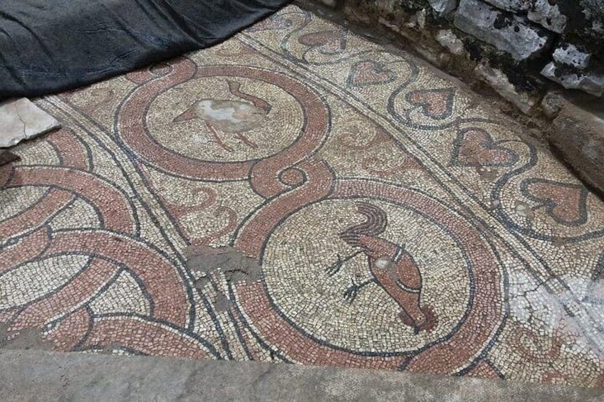 Un mosaico con patrones complejos y una figura central. 3