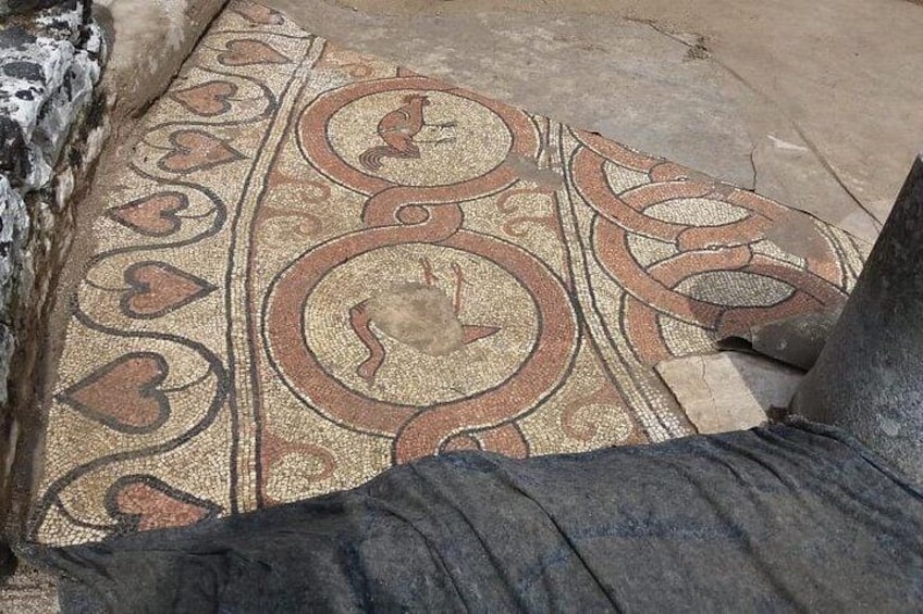Un mosaico con patrones geométricos y una figura central. 4