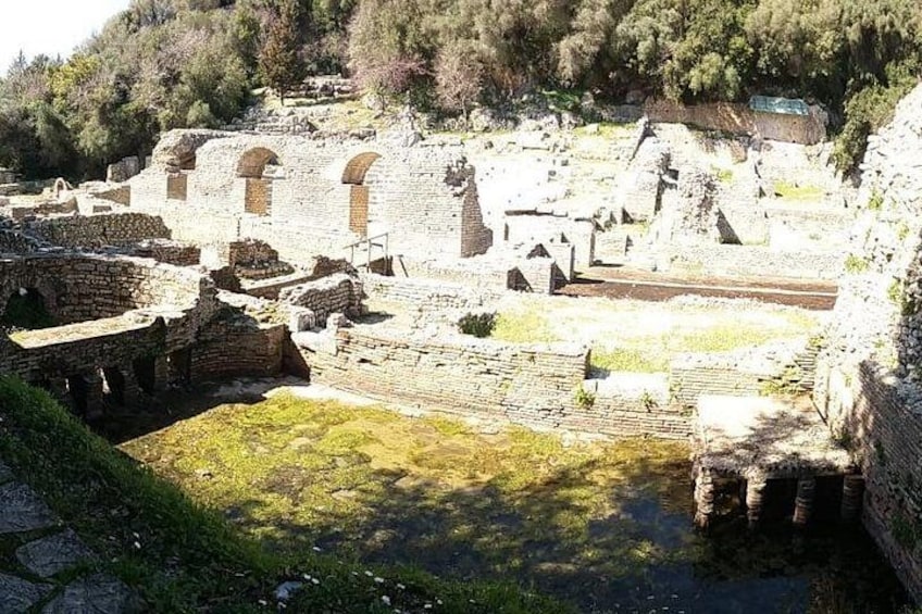 Ruinas antiguas con estructuras y arcos de piedra. 5